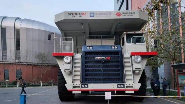 首台国产200吨混合能源矿用卡车自卸车成功下线